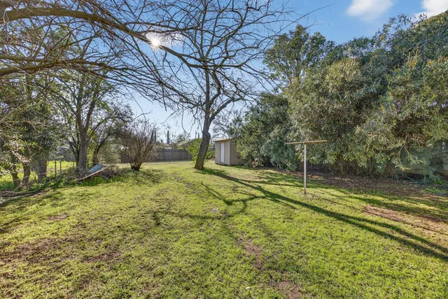 a view of a yard with basketball court