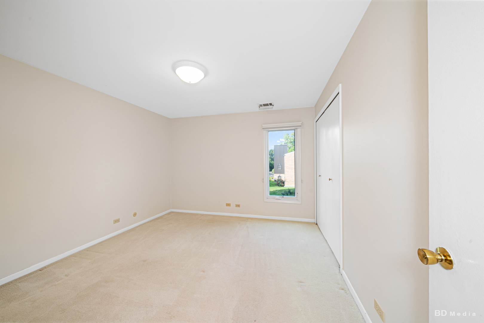 1477 South County Farm Road, Unit 23F Wheaton, IL 60189 - Photo 20 of 27 an empty room with window