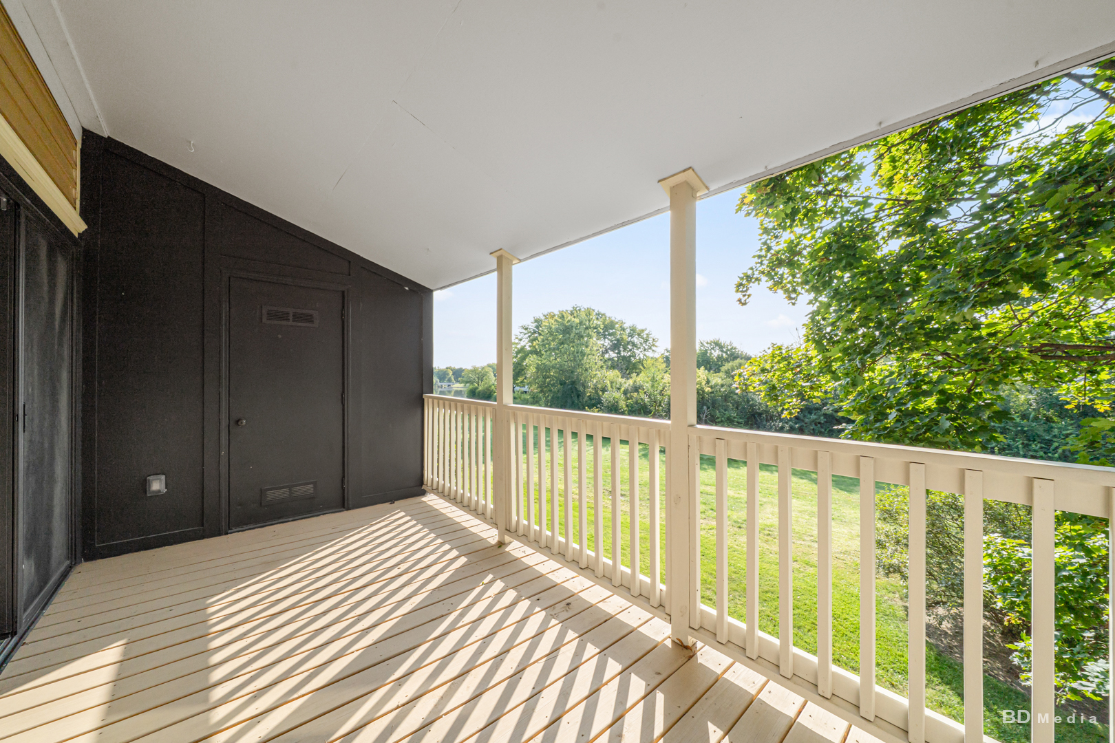 1477 South County Farm Road, Unit 23F Wheaton, IL 60189 - Photo 8 of 27 a view of a balcony with wooden floor