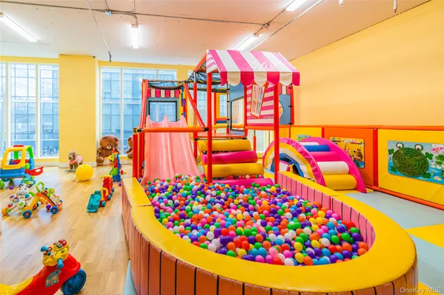 a view of entryway with outdoor space