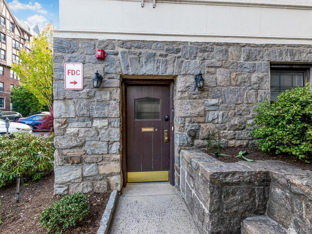 26 Pondfield Road West, Unit F Bronxville, NY 10708 - Photo 2 of 15