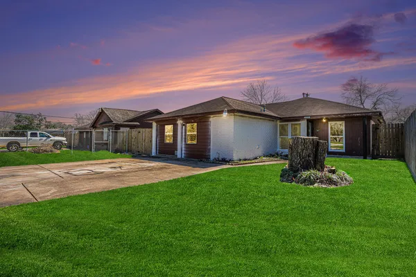 $2,100 | 4514 36th Street East, Dickinson, TX 77539