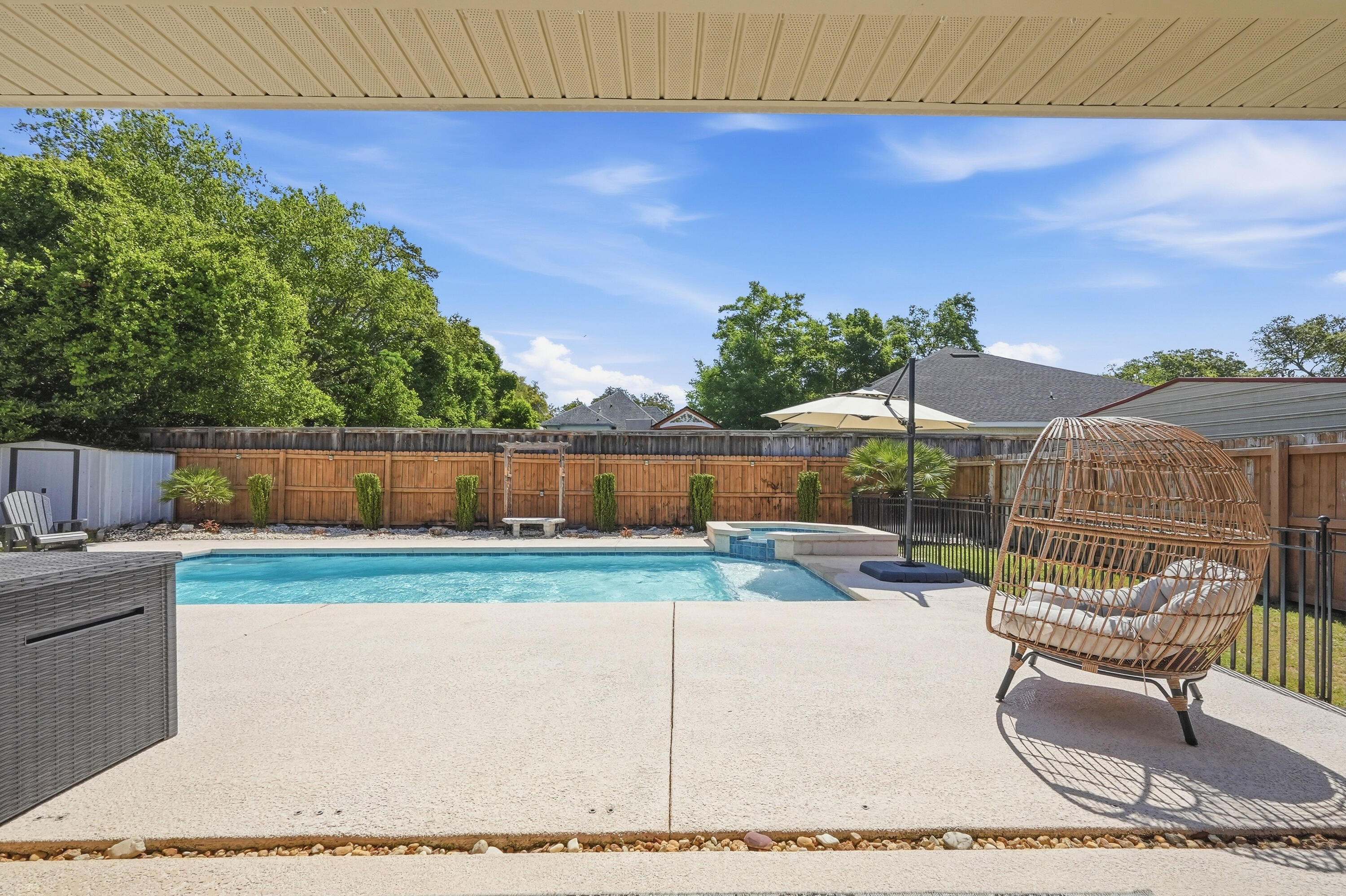 38 Marlborough Road Shalimar, FL 32579 - Photo 35 of 68 a backyard of a house with table and chairs