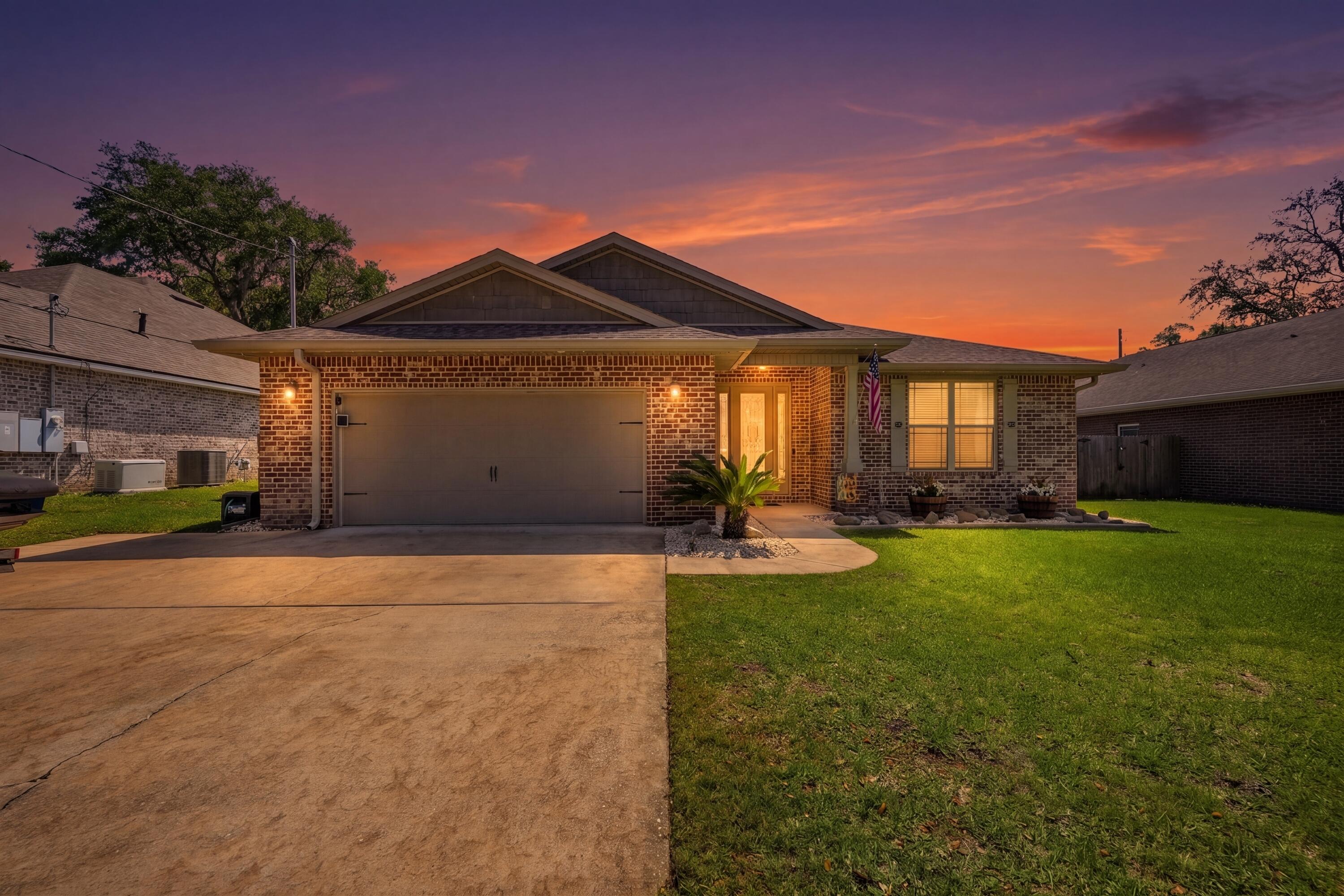 38 Marlborough Road Shalimar, FL 32579 - Photo 58 of 68 a front view of a house with patio and garden