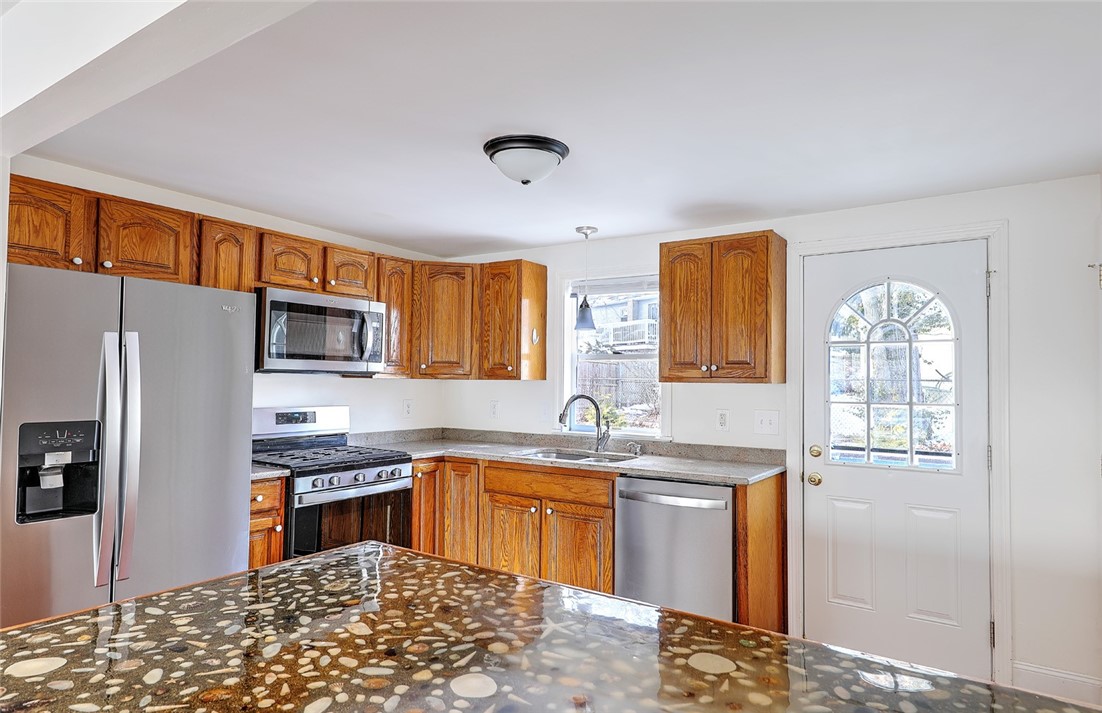 62 Hermit Drive Warwick, RI 02889 - Photo 3 of 31