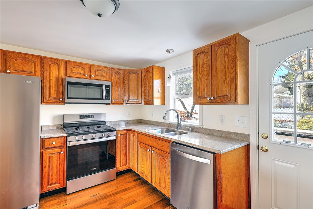 62 Hermit Drive Warwick, RI 02889 - Photo 5 of 31