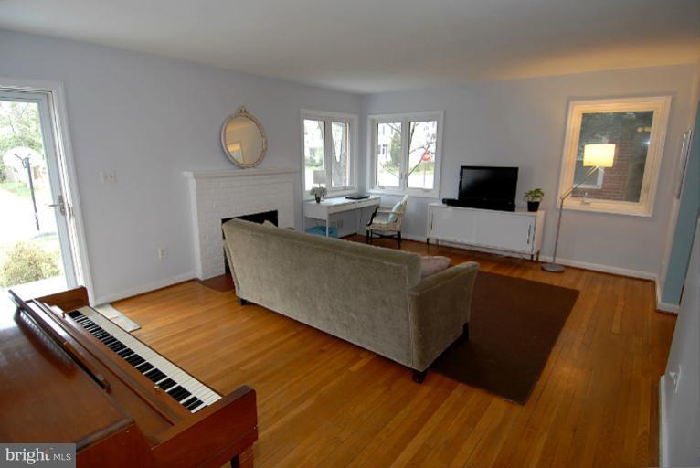 5604 5th Road South Arlington, VA 22204 - Photo 16 of 29 Living Room