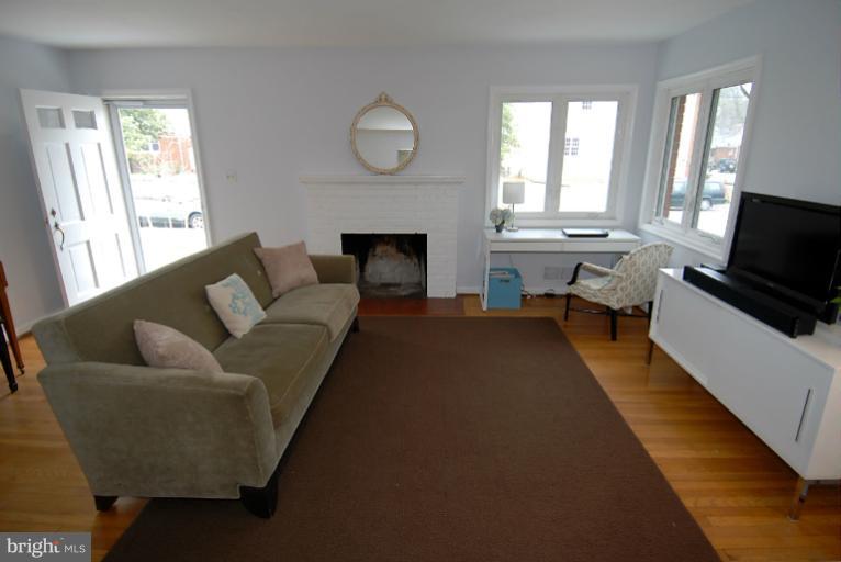 5604 5th Road South Arlington, VA 22204 - Photo 21 of 29 Living Room