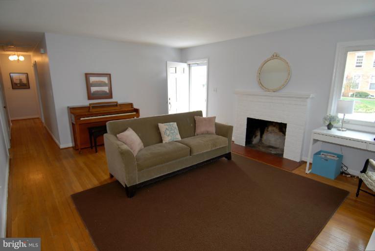 5604 5th Road South Arlington, VA 22204 - Photo 4 of 29 Living Room
