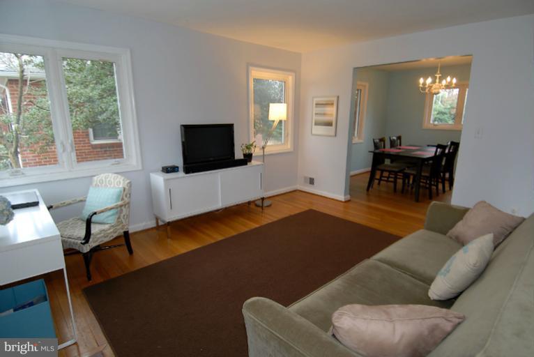 5604 5th Road South Arlington, VA 22204 - Photo 10 of 29 Living Room