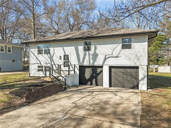 $285,000 | 901 Southwest Speas Drive, Blue Springs, MO 64014