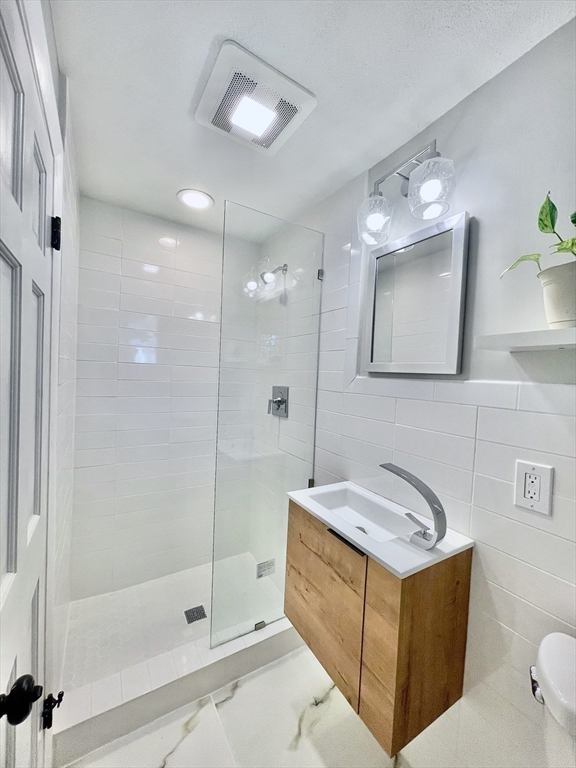 17 Brentwood Road Sudbury, MA 01776 - Photo 20 of 34 a bathroom with a tub a sink and mirror