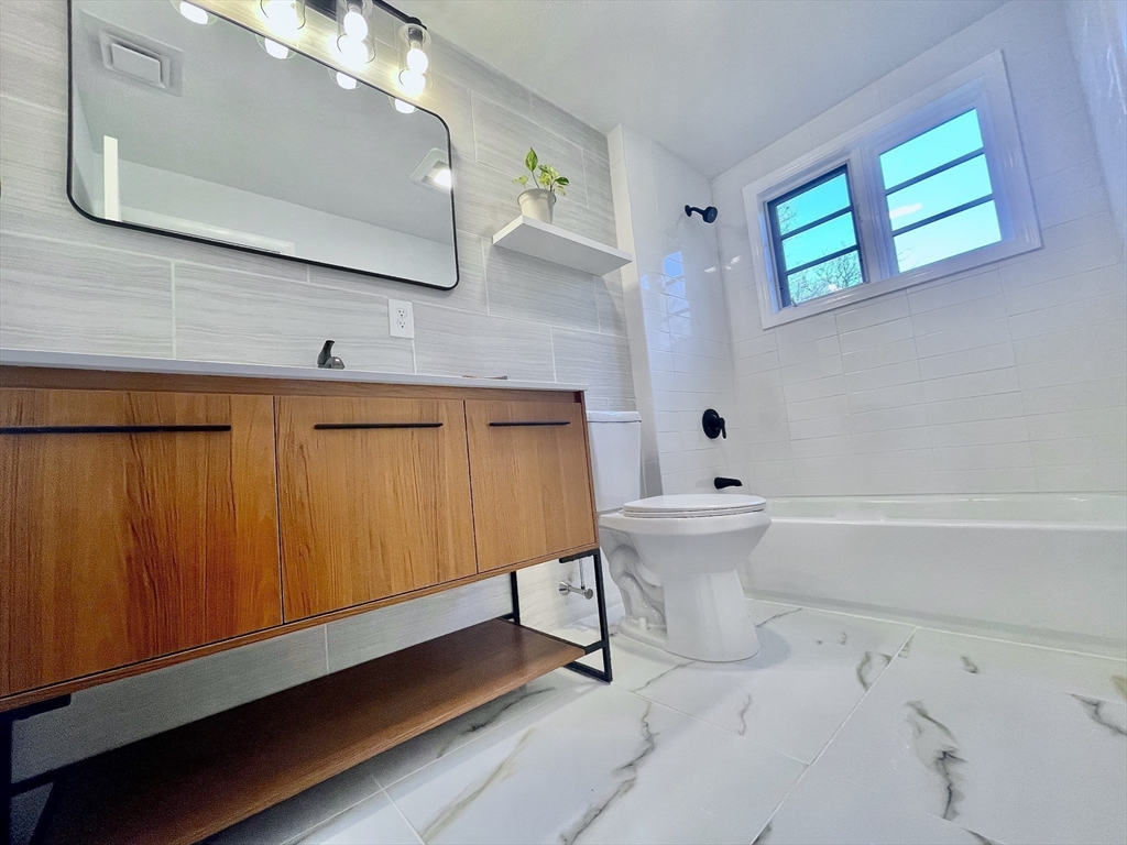 17 Brentwood Road Sudbury, MA 01776 - Photo 24 of 34 a bathroom with a sink a toilet and bathtub