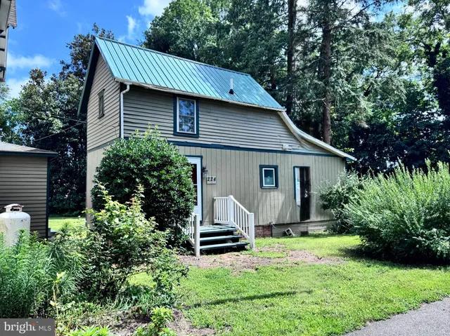 a view of a house with a yard and plants
