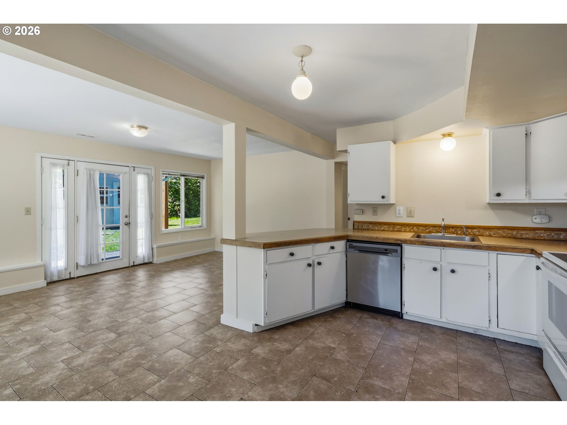 9540 Southwest Terwilliger Boulevard Portland, OR 97219 - Photo 9 of 44