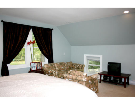 156 Boston Post Road Wayland, MA 01778 - Photo 18 of 20 a bedroom with a bed and a television