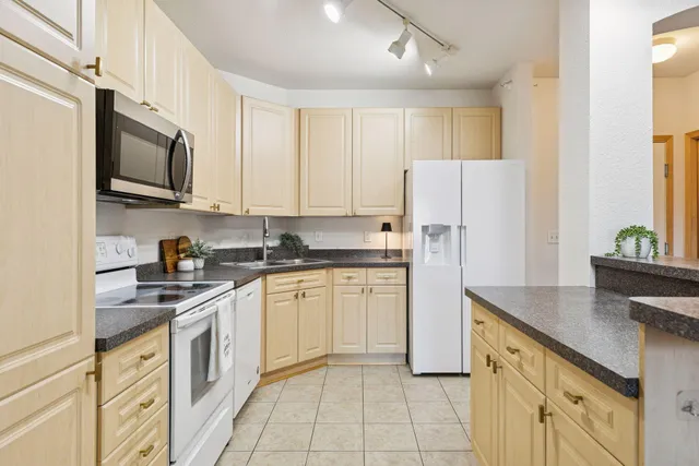 $220,000 | 1800 Graham Avenue West, Unit 325, St. Paul, MN 55116