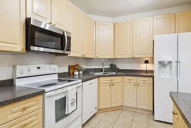 $220,000 | 1800 Graham Avenue West, Unit 325, St. Paul, MN 55116