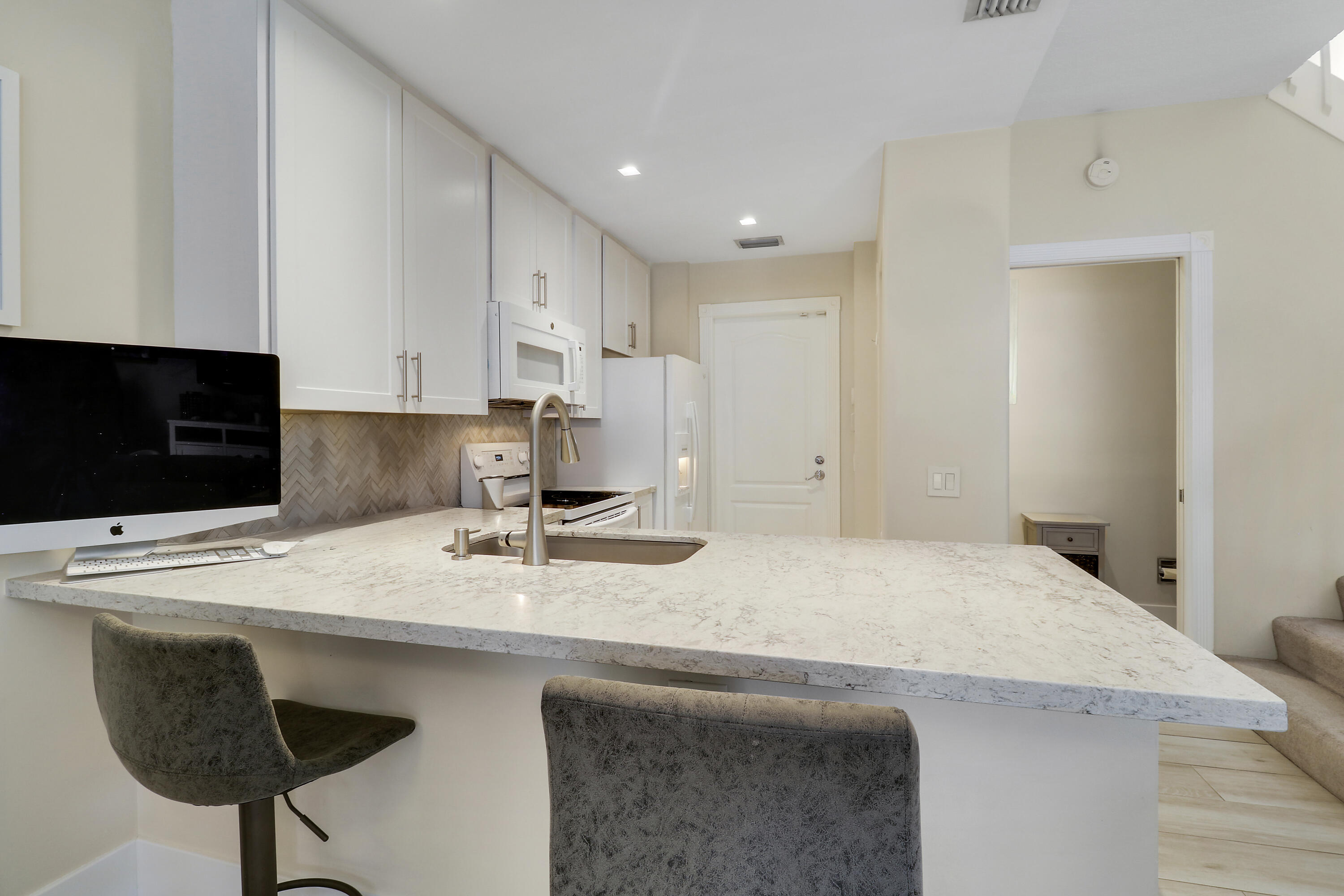 6 Oakleaf Court Tequesta, FL 33469 - Photo 12 of 32 Breakfast Bar