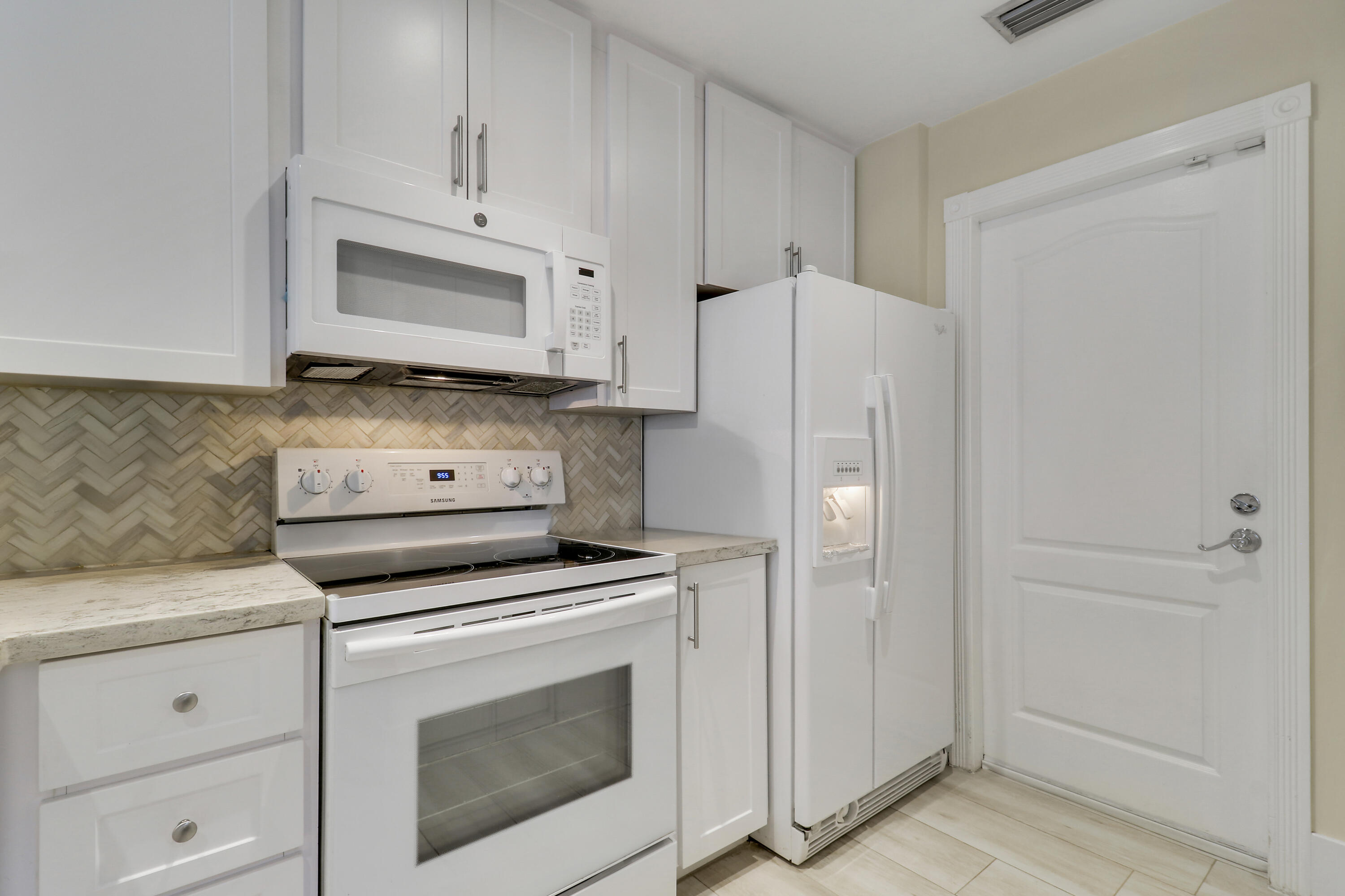 6 Oakleaf Court Tequesta, FL 33469 - Photo 14 of 32 Kitchen