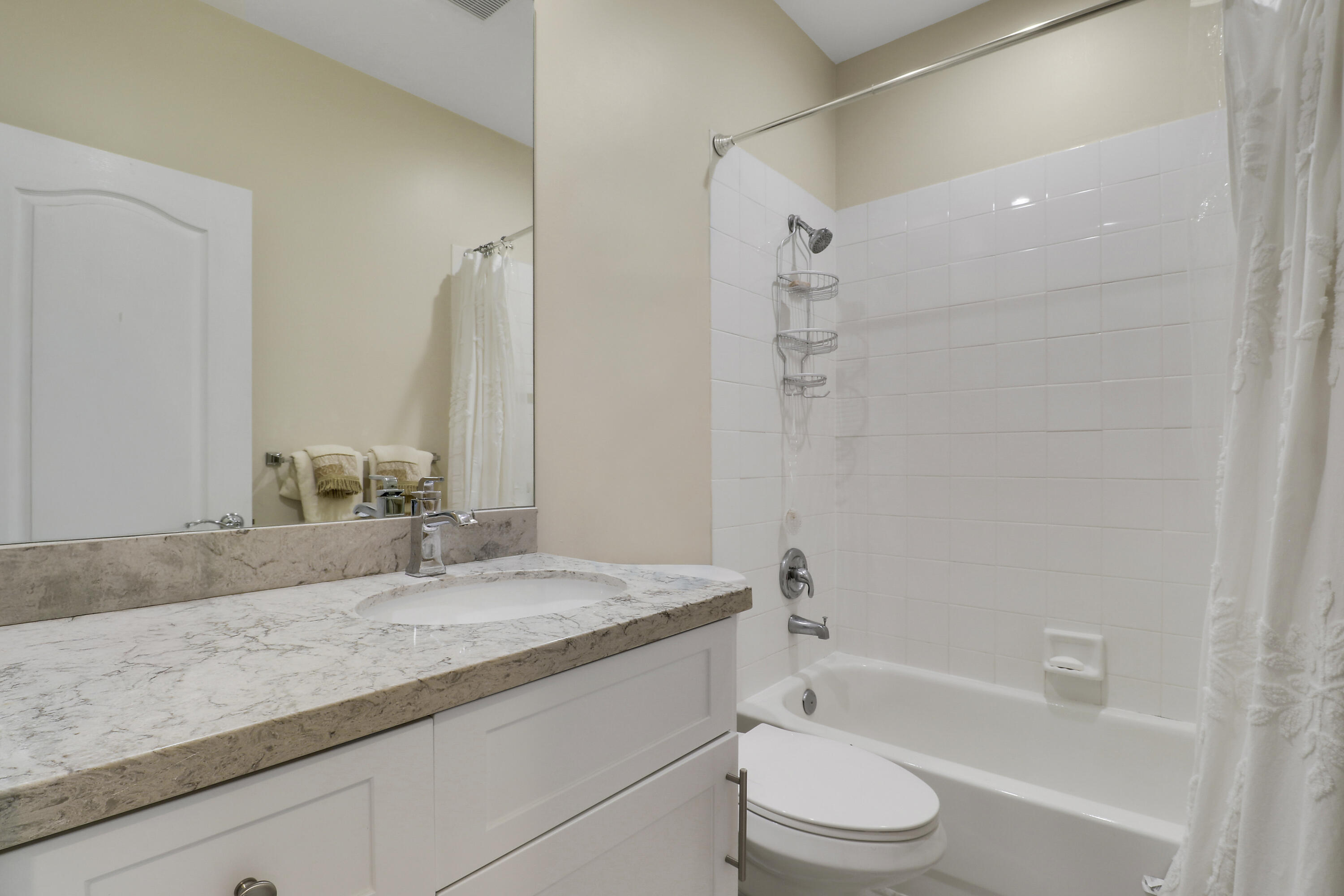 6 Oakleaf Court Tequesta, FL 33469 - Photo 26 of 32 Bathroom #2
