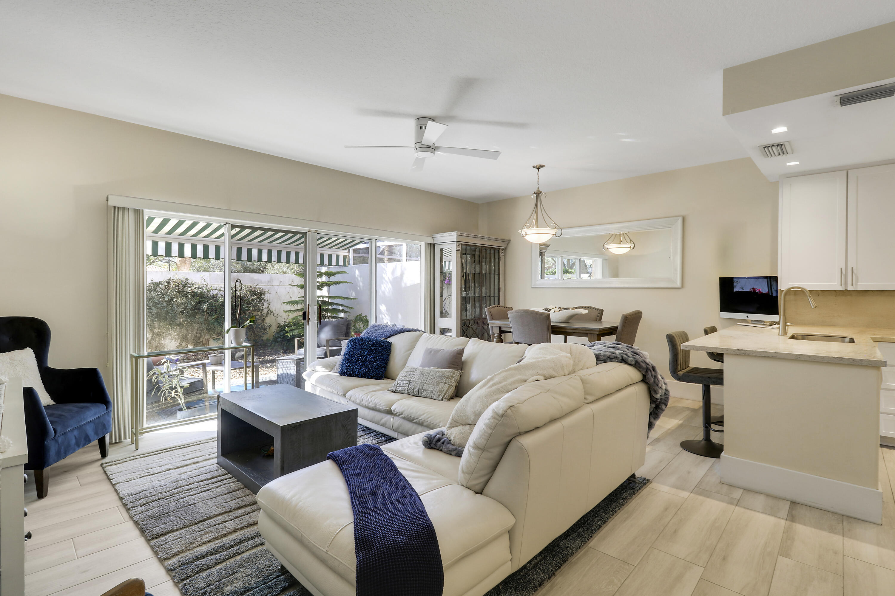 6 Oakleaf Court Tequesta, FL 33469 - Photo 4 of 32 Living Room