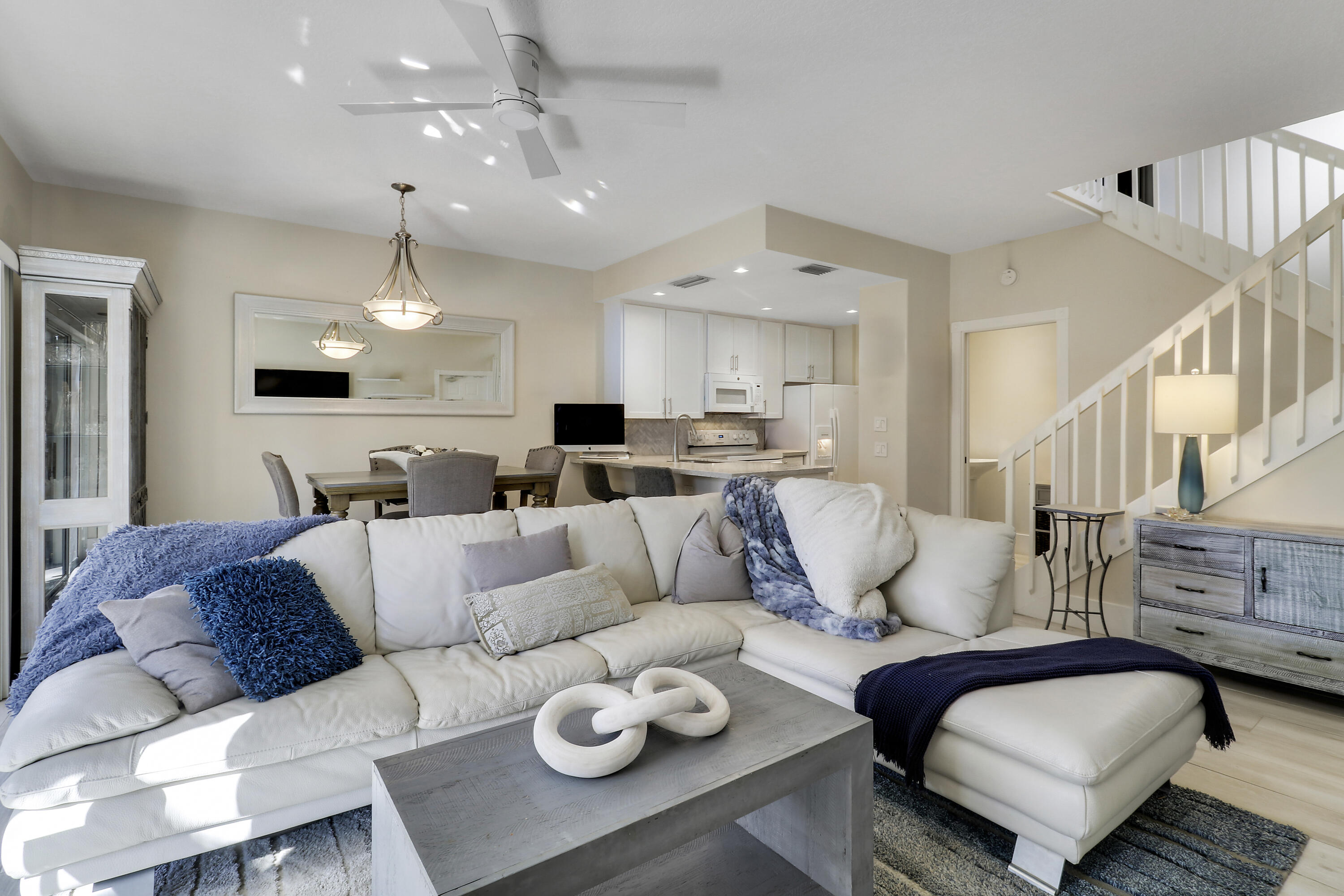 6 Oakleaf Court Tequesta, FL 33469 - Photo 5 of 32 Living Room