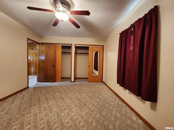 a view of empty room with ceiling fan