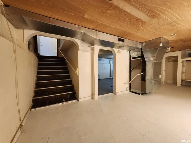 a view of a back yard