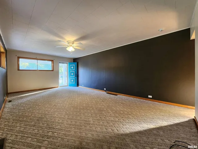 a view of empty room with window