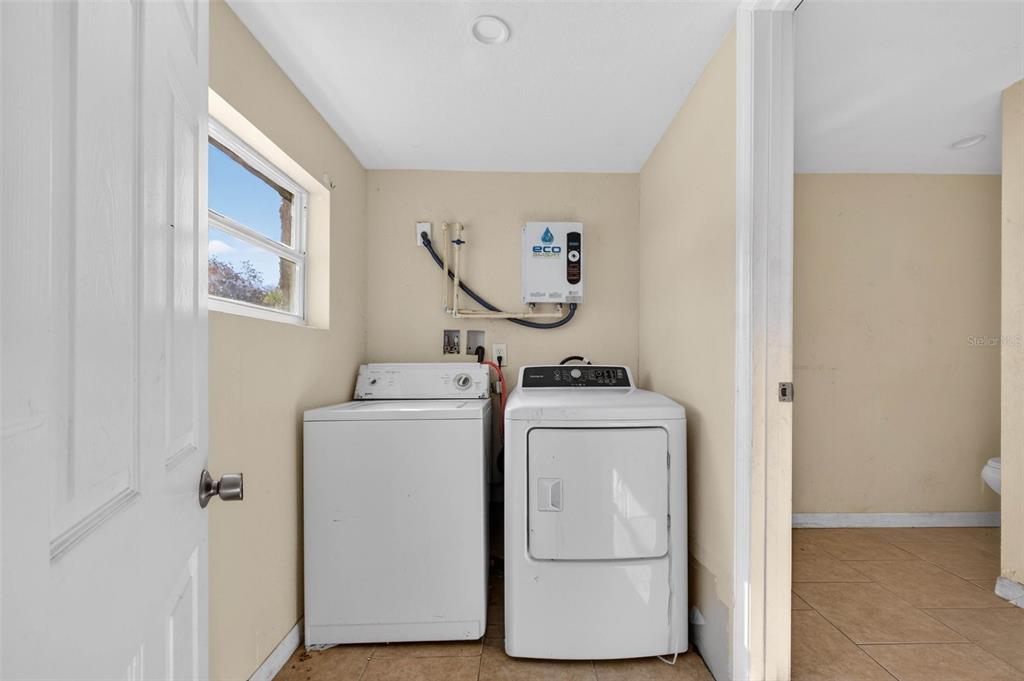 842 Channing Road Lakeland, FL 33805 - Photo 11 of 27 a utility room with dryer and washer