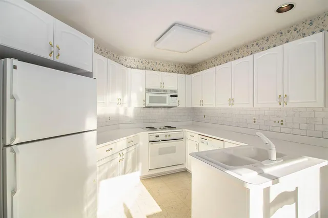 $269,900 | 29470 Cove Creek Lane, Farmington Hills, MI 48334