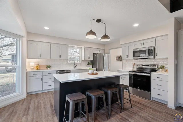 $379,900 | 3104 Southeast Pisces Avenue, Topeka, KS 66605