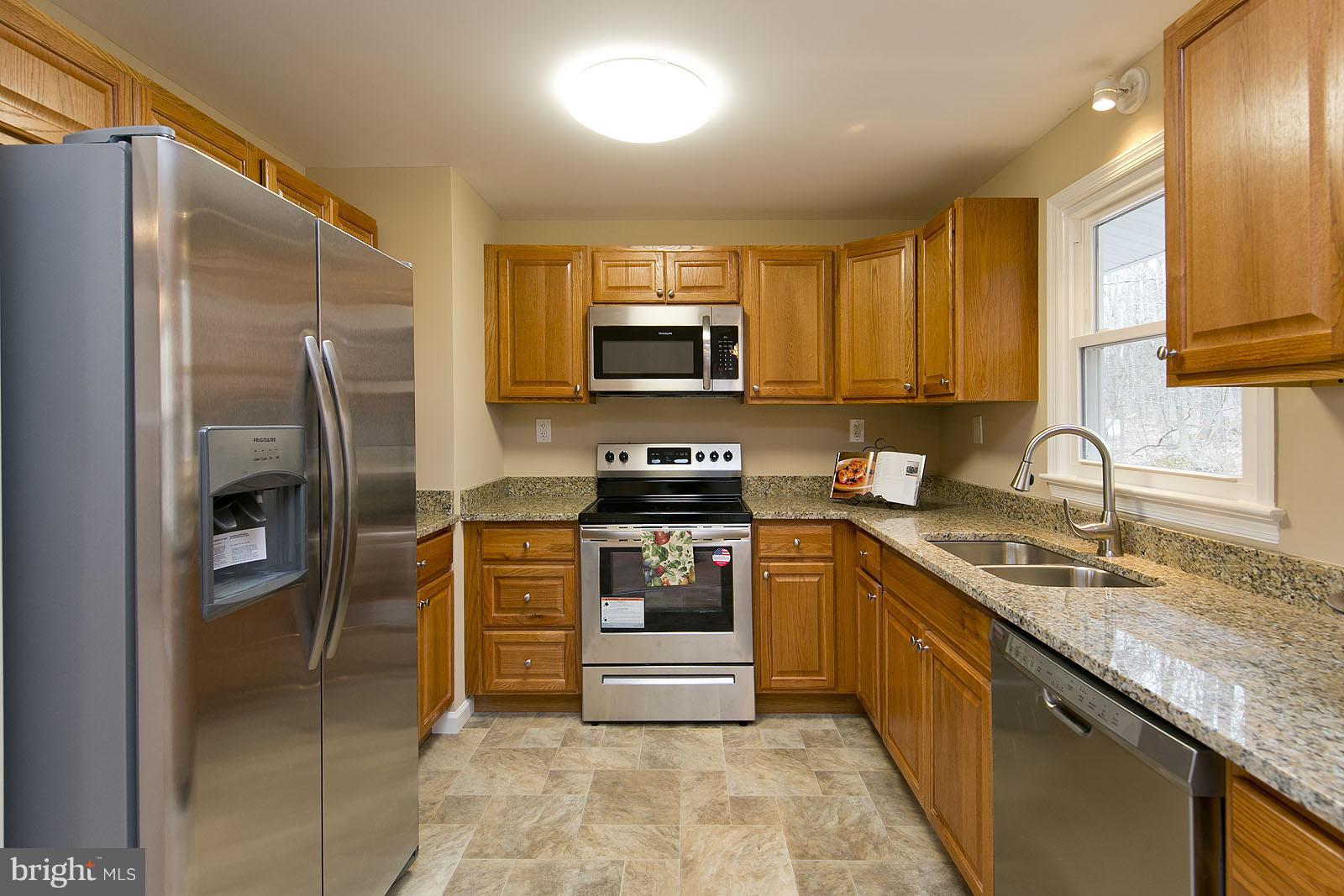 252 Trillium Trail Road Linden, VA 22642 - Photo 4 of 30 Kitchen w/ SS appliances