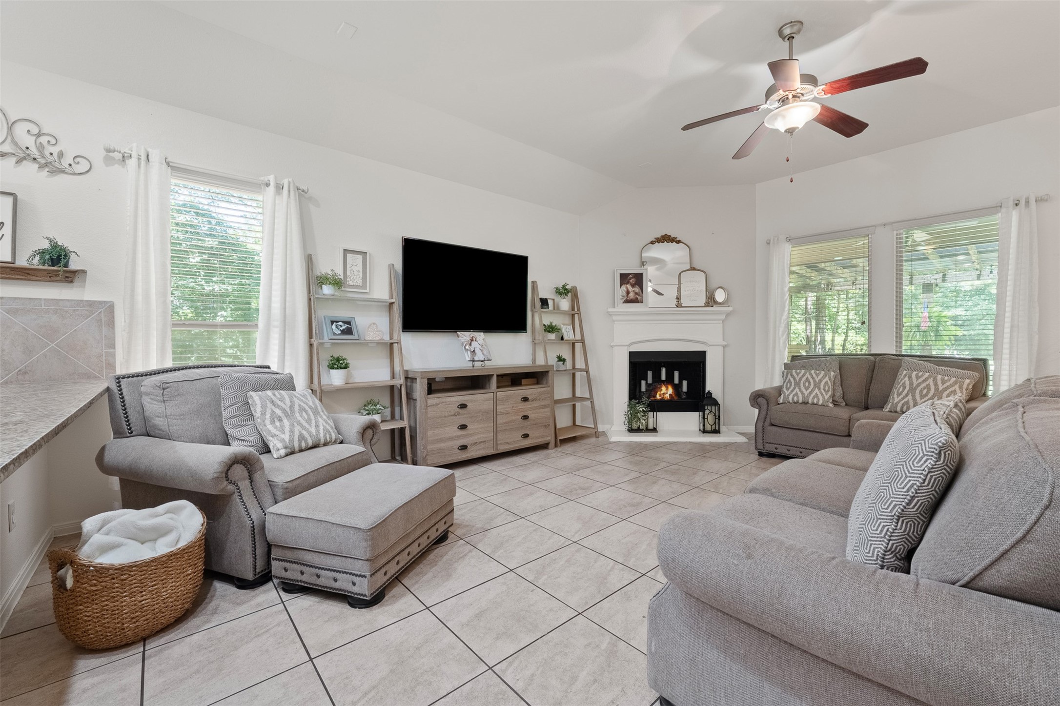 9114 Silver Back Trail Conroe, TX 77303 - Photo 13 of 24 Living Room