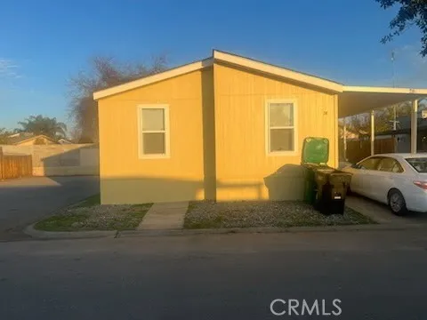 a view of a house with backyard