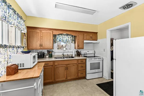 $220,000 | 2715 East 6th Street, Superior, WI 54880