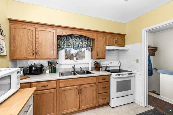 $220,000 | 2715 East 6th Street, Superior, WI 54880