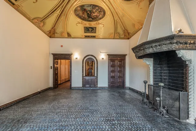 a view of entryway with a