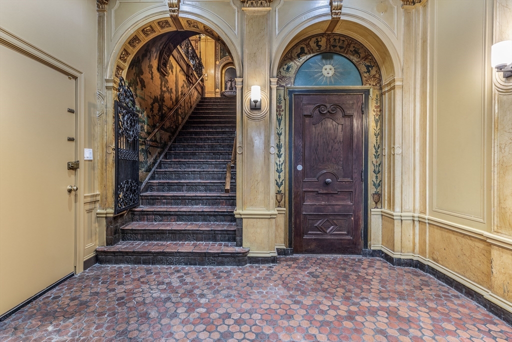 107 Beacon Street, Unit 3 Boston, MA 02116 - Photo 21 of 26 a view of an entryway with a door