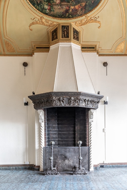 107 Beacon Street, Unit 3 Boston, MA 02116 - Photo 5 of 26 a front view of a house with entertaining space