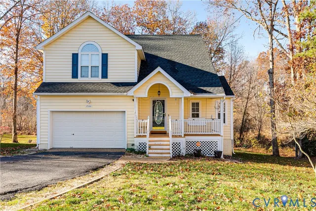 a view of front a house with a yard