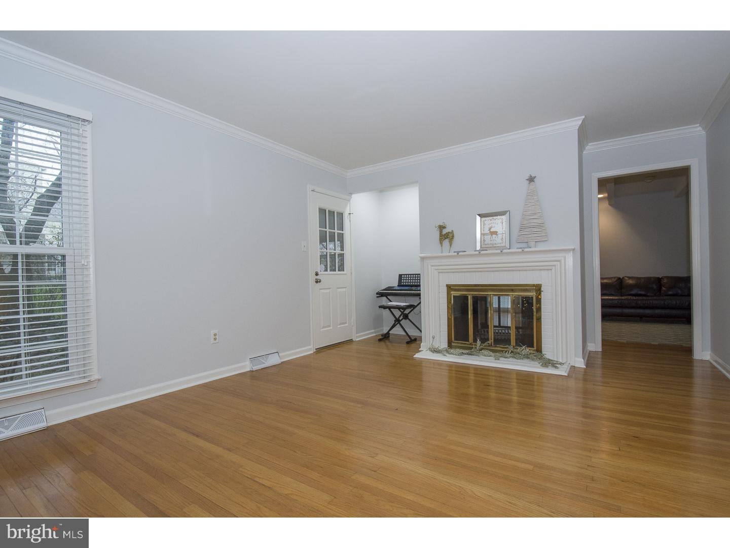 909 Cedar Grove Road Wynnewood, PA 19096 - Photo 3 of 22 Living Room