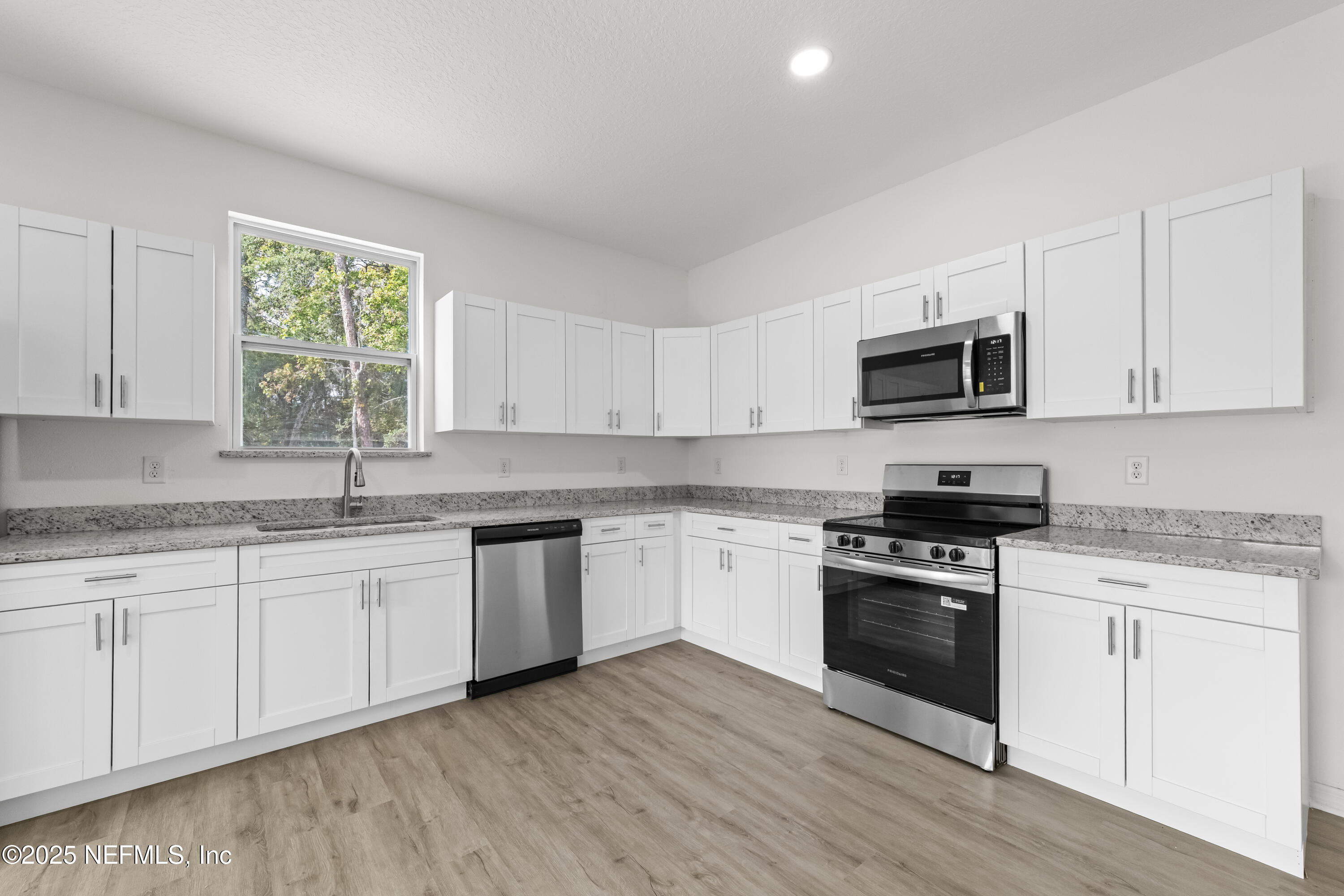 12476 Gate Road Jacksonville, FL 32226 - Photo 15 of 29 a kitchen with sink a microwave and cabinets
