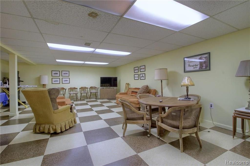 659 North Rosedale Court Grosse Pointe Woods, MI 48236 - Photo 27 of 36