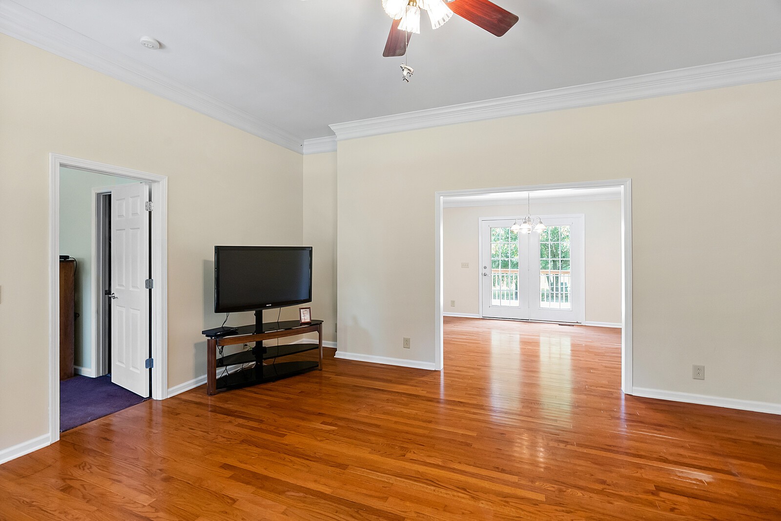 6159 H B Lee Road Springfield, TN 37172 - Photo 2 of 28 a view of a livingroom with furniture and a flat screen tv
