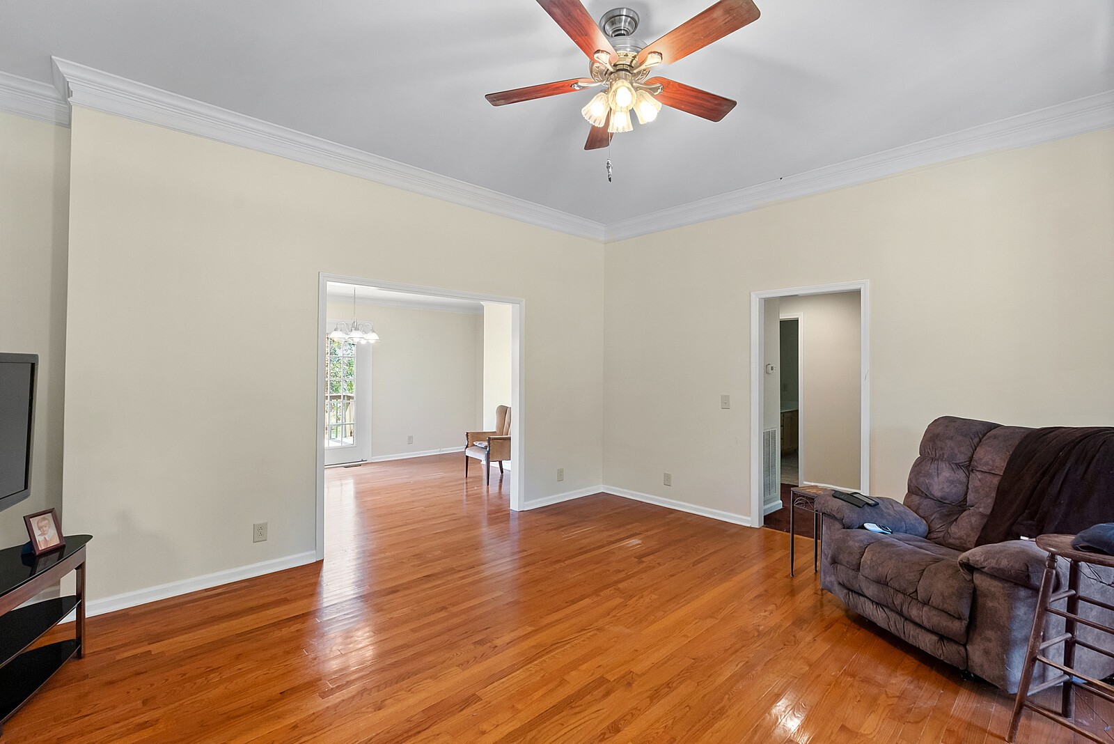 6159 H B Lee Road Springfield, TN 37172 - Photo 3 of 28 a living room with furniture and a flat screen tv