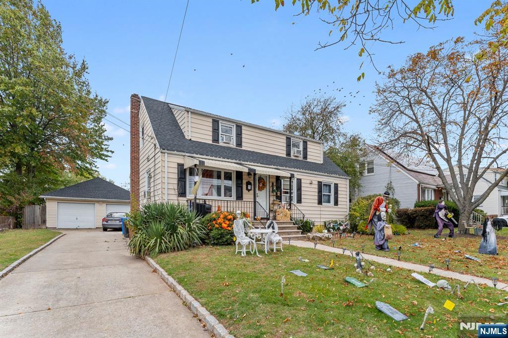 111 East 10th Street Linden, NJ 07036 - Photo 39 of 39 a front view of a house with garden