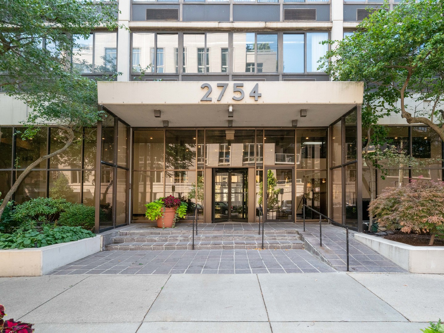 2754 North Hampden Court, Unit 708 Chicago, IL 60614 - Photo 2 of 27 a view of a building with sitting area