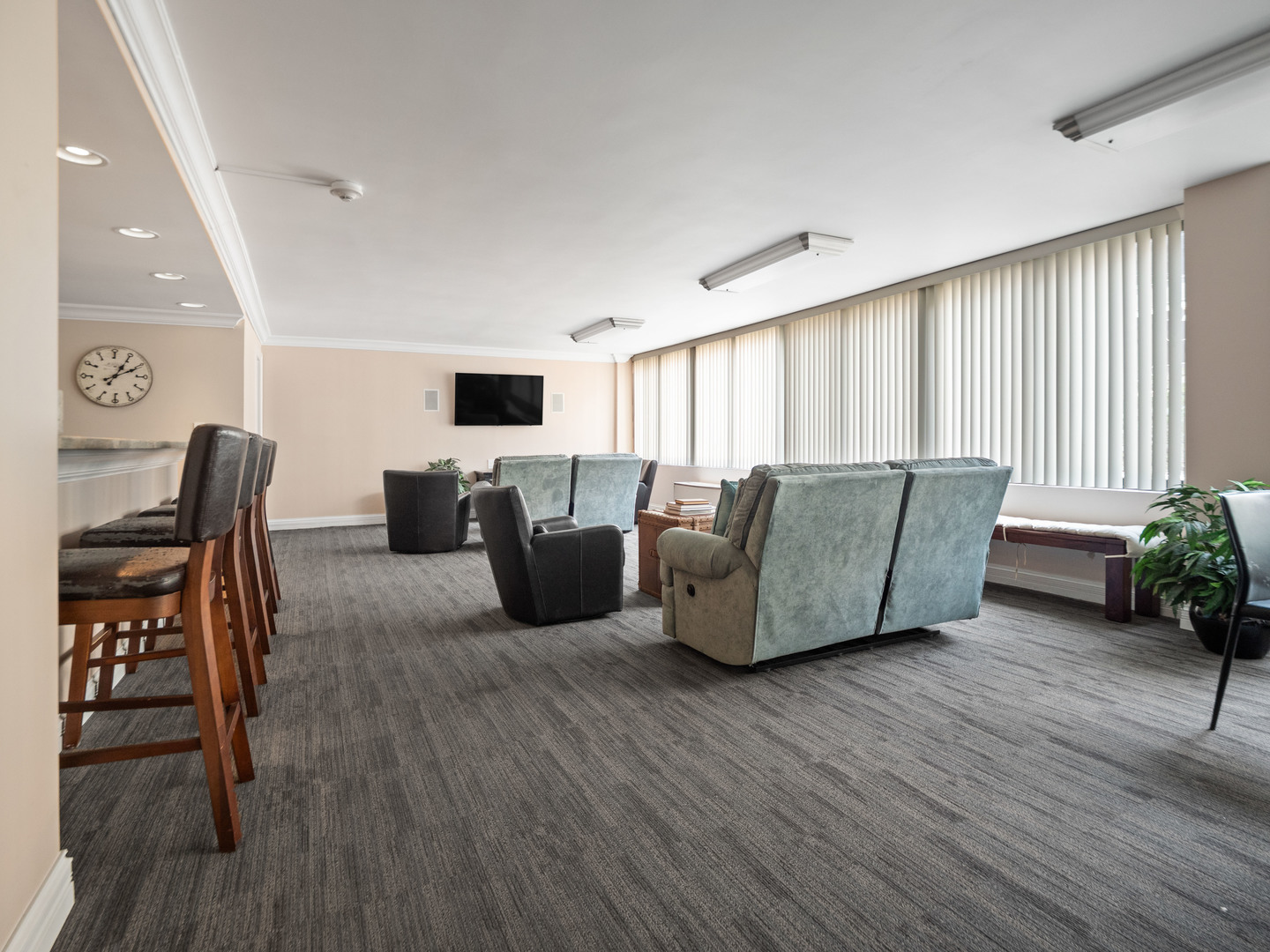 2754 North Hampden Court, Unit 708 Chicago, IL 60614 - Photo 25 of 27 a living room with furniture and a flat screen tv